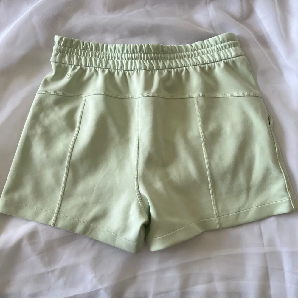 GUC Lululemon Softstreme High-Rise Short 4"
Kohlrabi Green
Size 8 - Picture 2 of 6